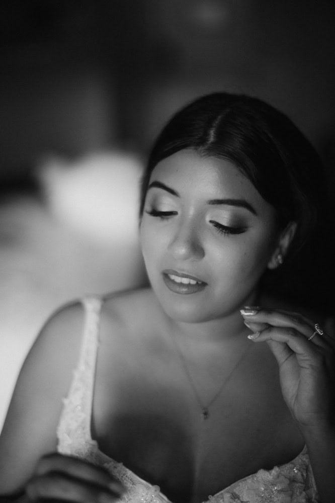 Elegant bride portrait in black and white, showcasing timeless beauty and sophisticated wedding styl.